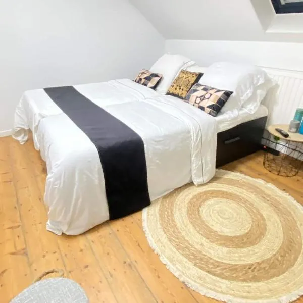 Au fil de l'Eau, Chambre et salle de bain privative, Salon et Cuisine partagés: Douai şehrinde bir otel