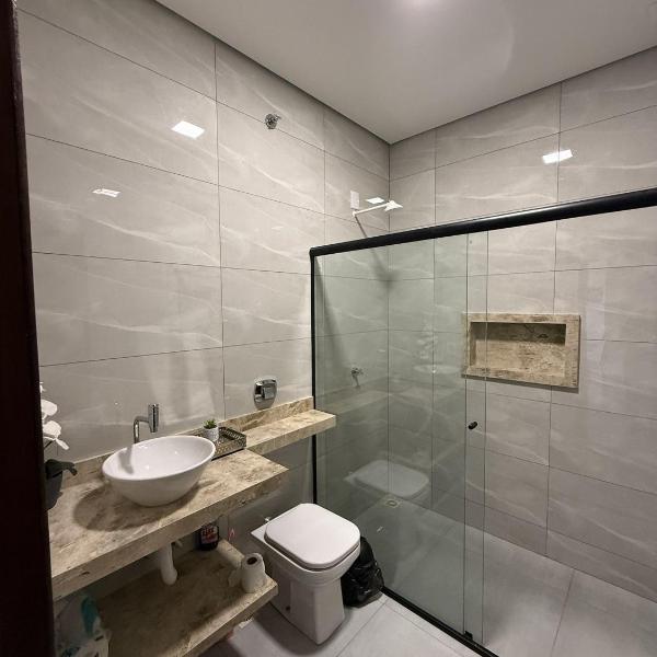 Apartamento totalmente mobiliado e próximo às principais avenidas da cidade - Foto 3