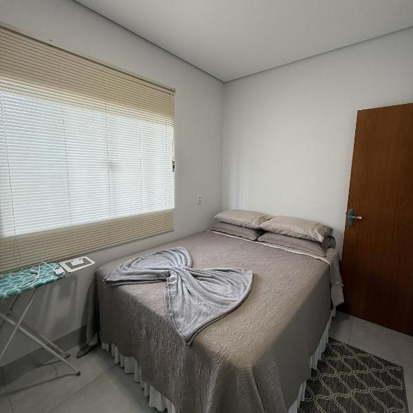 Apartamento totalmente mobiliado e próximo às principais avenidas da cidade - Foto 2