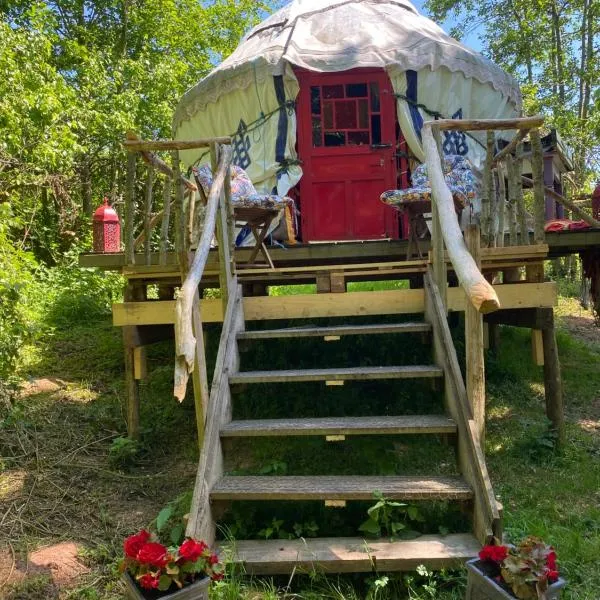 The Shangri La Sunset Yurt، فندق في تينبوري