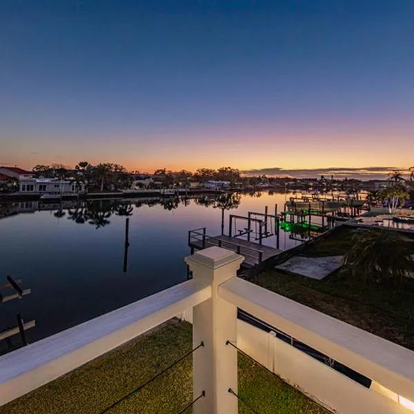 Villa Azule-Waterfront-Dock-Free Amenities-Bikes-Fishing and Beach Gear, hotel a Clearwater Beach