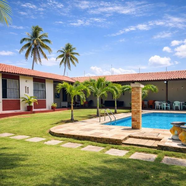 Casa com amplo jardim e piscina! 350m da praia