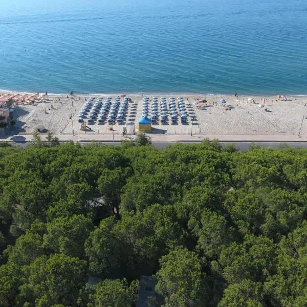 Villaggio Camping Lungomare, hotel v destinaci Cropani