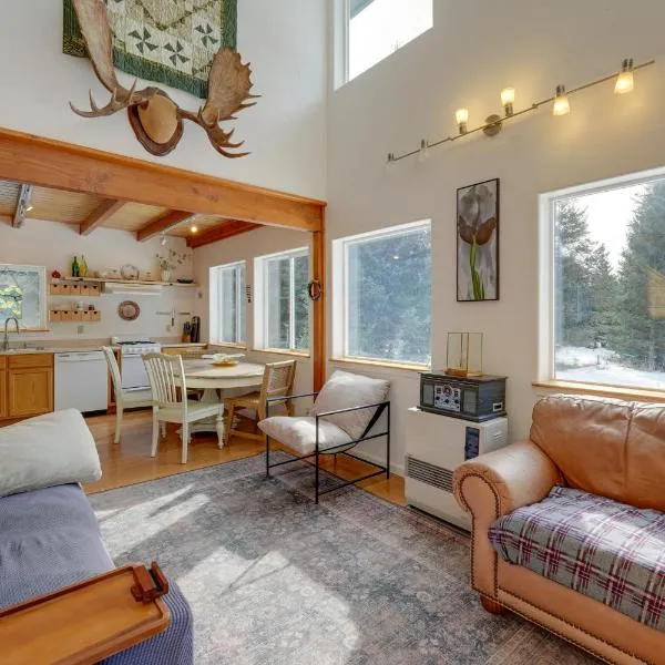 Bring Your Pets! Secluded Homer Escape w/ Deck, hotel en Homer