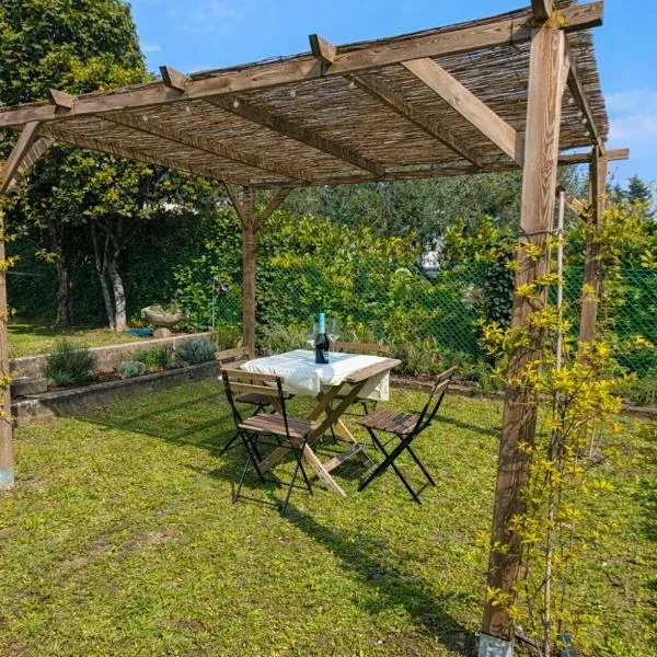 Ines Lake Garden - with private parking & garden, hotel em Salò