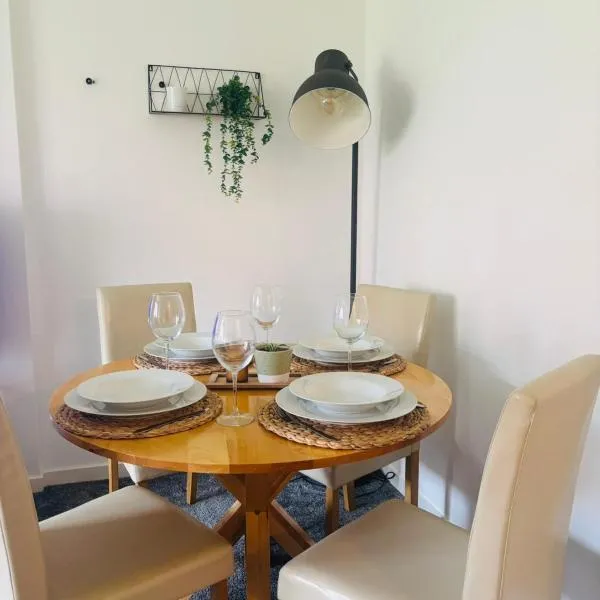 Modern Ground floor 2 Bed Apartment Secure Parking & Perfect for City- CelticEmirates Stadium, khách sạn ở Glasgow