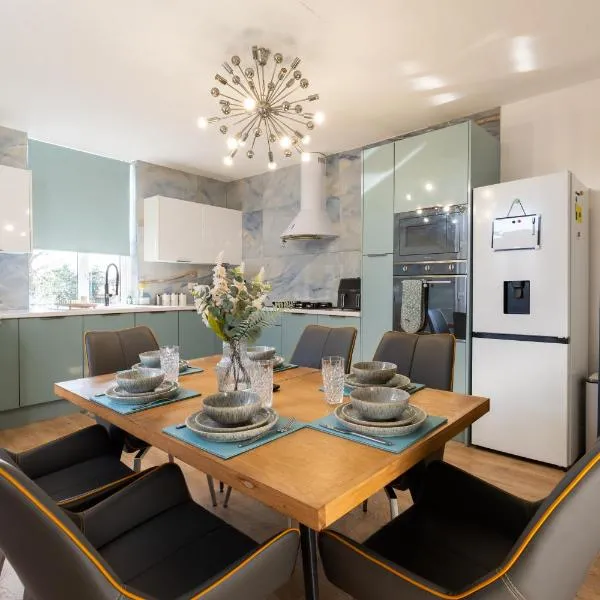 Warden Home-9 Guests-4 bedrooms-Near Etihad Stadium & CO-OP Arena-100 - near Train Station & Bus Station, hotel v Manchestru