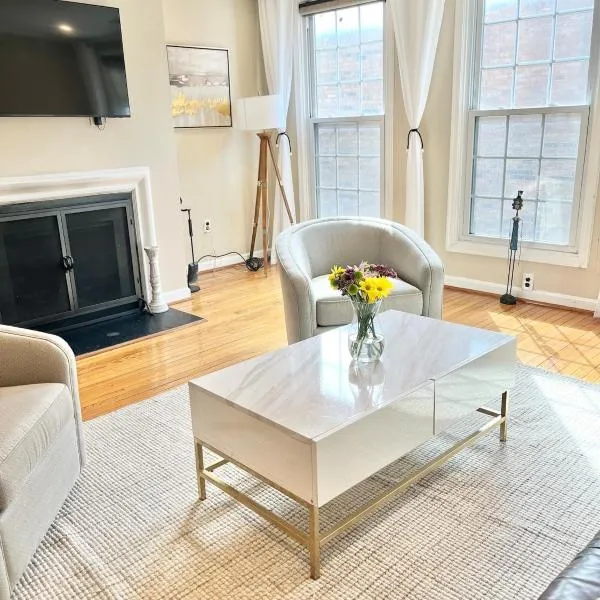 Downtown house w On-site Parking Walk to Capital, Museums B, hotell i Washington