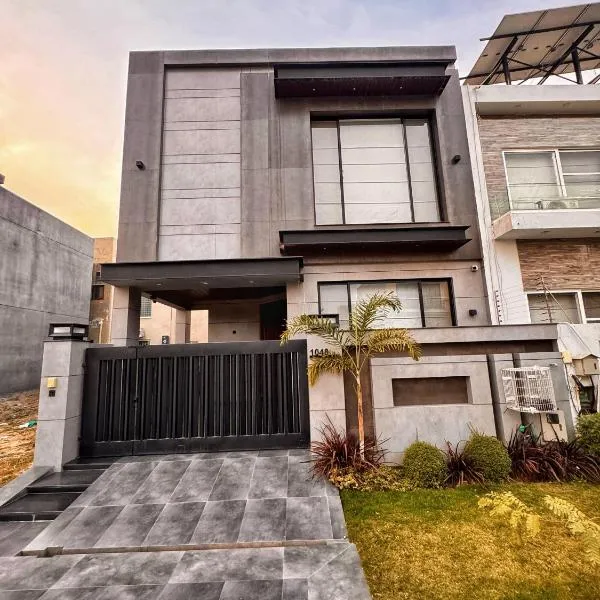 Luxury Full House in DHA Phase 6 Lahore Near Raya Dolmen Mall and PKLI, hotel u gradu Lahore