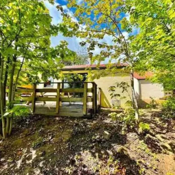 Chalet de la fée Marion et Alice، فندق في فيرتون
