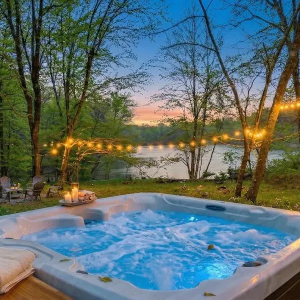 East Stroudsburg में, होटल Spacious Waterfront Mansion wHot tubPoolTable