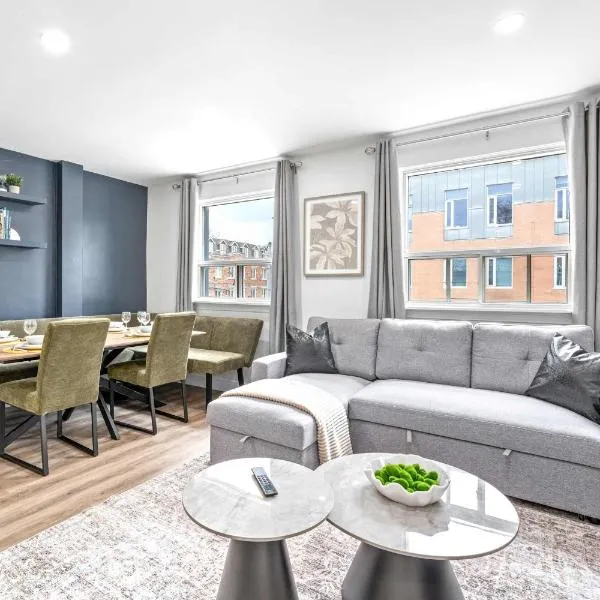 Modern & Spacious 2BR Loft with Balcony & Parking, hotel em Toronto