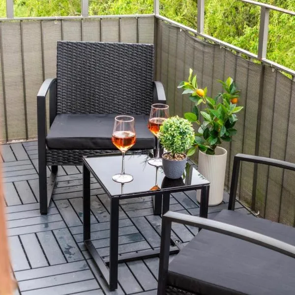 Moselblick-Balkon Familienparadies mit Spielzimmer ruhig & großzügig: Brodenbach şehrinde bir otel