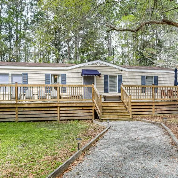 Peaceful Louisiana Escape Fire Pit and Yard!, hotel v destinaci Covington