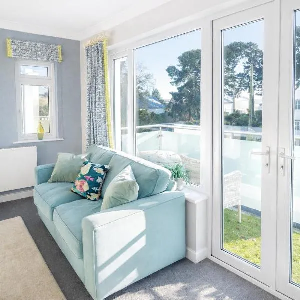 3 Bedroom Stunning Apartment, Sleeps 8, Central Sandbanks Peninsular, Huge Private Garden And Balcony 2 Private Parking Spaces, Perfect For Families And Contractors, hotelli kohteessa Sandbanks