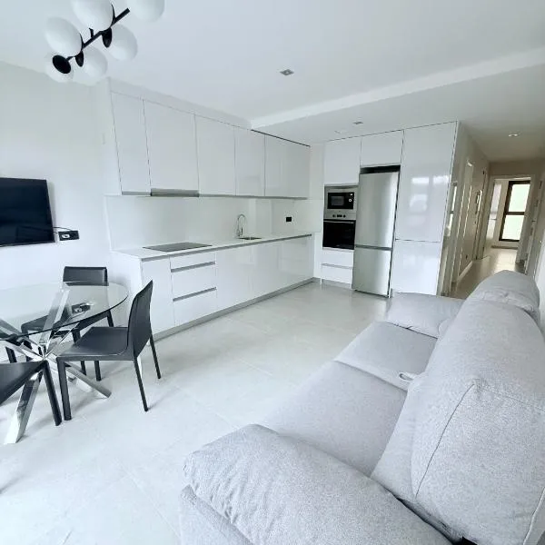 New Spacious 2 Bedroom Apartment in Las Canteras with 2 Bathrooms WiFi Air Conditioning and Parking, hotel in Las Palmas de Gran Canaria