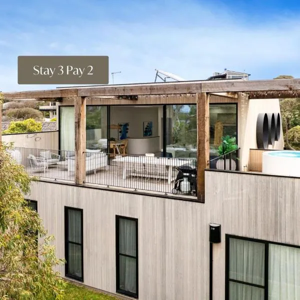 Santorini Blue Sorrento with heated spa and stunning views, hótel í Sorrento