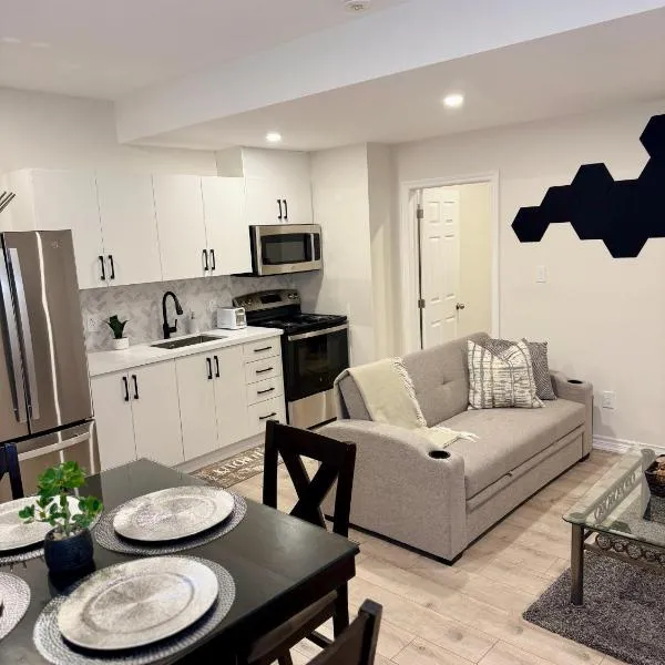 Spacious High Ceiling Lower Level Suite-New & Cozy、ヴォーンのホテル