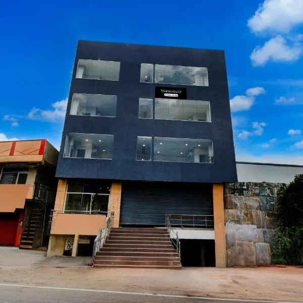 Super Townhouse Cherlapally Bus Terminal Formerly Hotel Chakripuram, hotel in Maula Ali