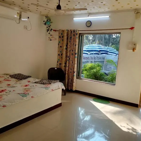 Holiday Homestay Beach Rooms Deep Diving & Light House & Watersports Tarkarli, hotel em Bhogwe
