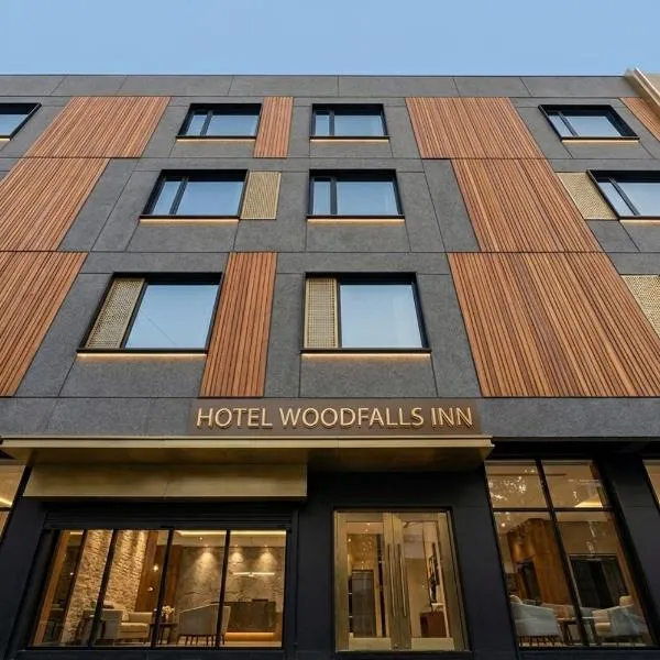 HOTEL WOODFALLS Inn, hotel en Behror