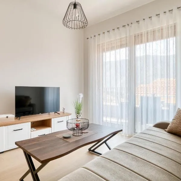 Boka Gardens Sea View Apartment 3 by MN Property, hotel em Dobrota