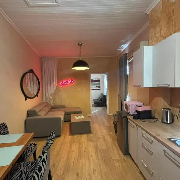 Teatro Art Suite - Short walk to City Center, hotel u gradu Patra