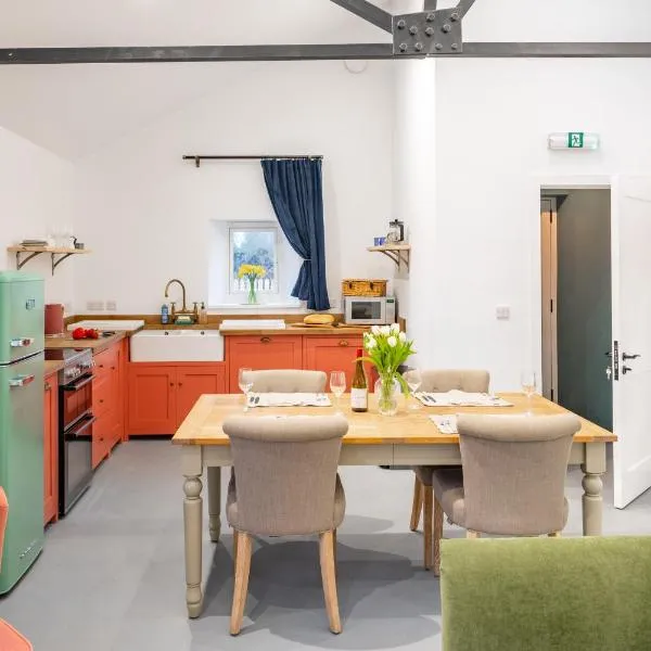 Funzi- Private Norfolk Retreat dog friendly garden, Hotel in Cley next the Sea