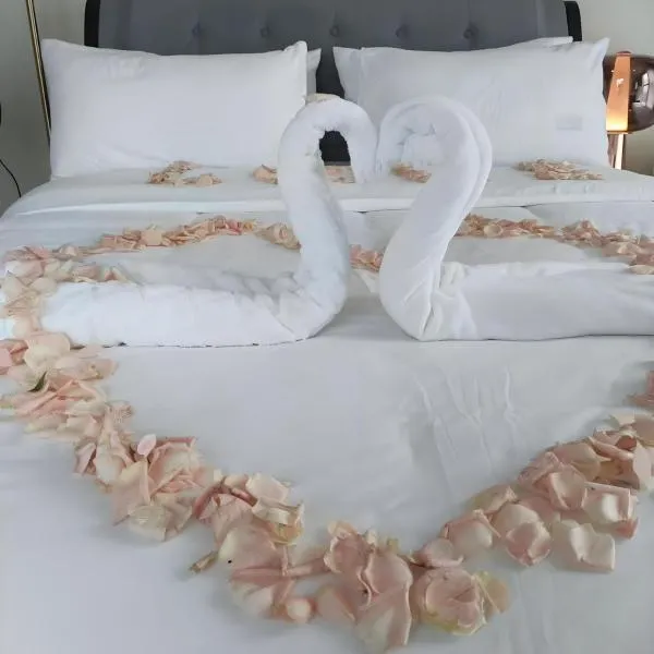 Luxurious Style 1 2 3 Bedrooms Apartment cross to Okada and near City of Dreams, Solaire, MOA, and Airport, hotel sa Maynila