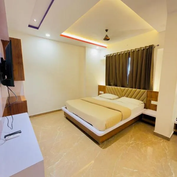 hotel Chandra dev 966o9o1oo6 just 350mtr from shreenathji temple 5min away I with indoor games Snooker 8pool TT By SK, hotel di Nāthdwāra