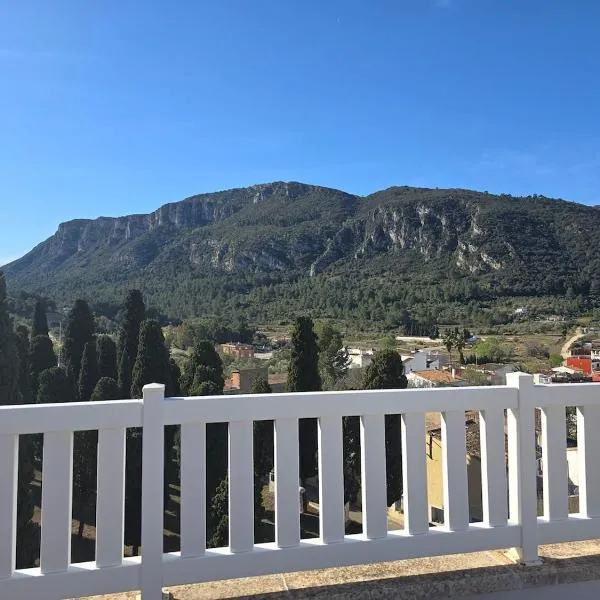 Penthouse avec vue montagne proche de la mer a 15km, hotel en Bárig