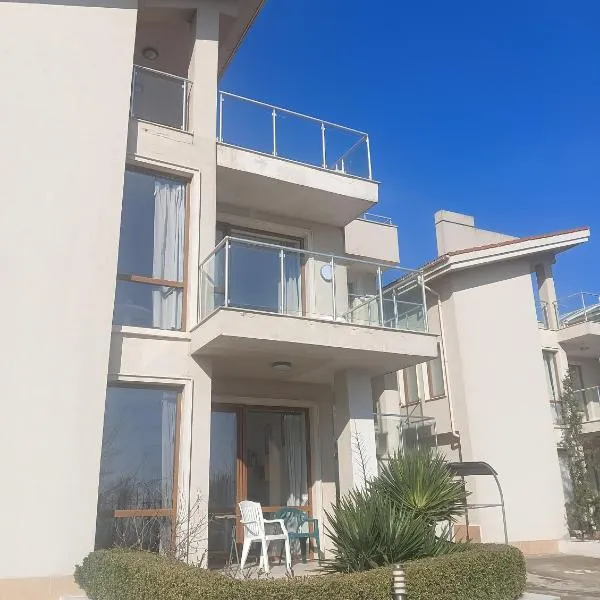 Sun Village House 14, hotel a Byala