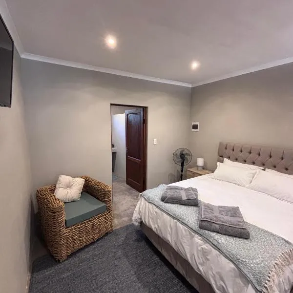 LuVic Guesthouse: Naboomspruit şehrinde bir otel