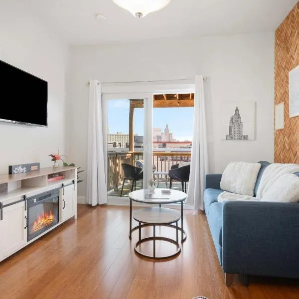 Jennifer's Chic Downtown City Views Private Deck – hotel w mieście Providence