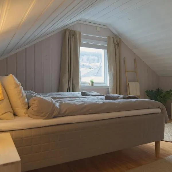 Cozy Nordic Attic with Smart TV & Modern Bathroom, hotel v mestu Drammen