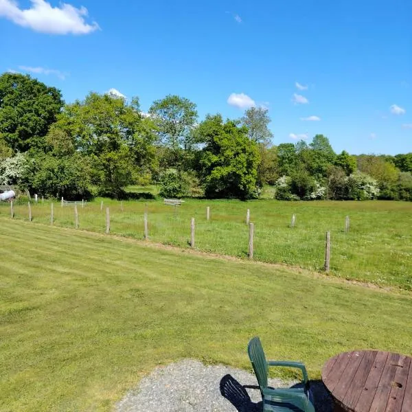 Chiché에 위치한 호텔 La roulotte de Rochavelle