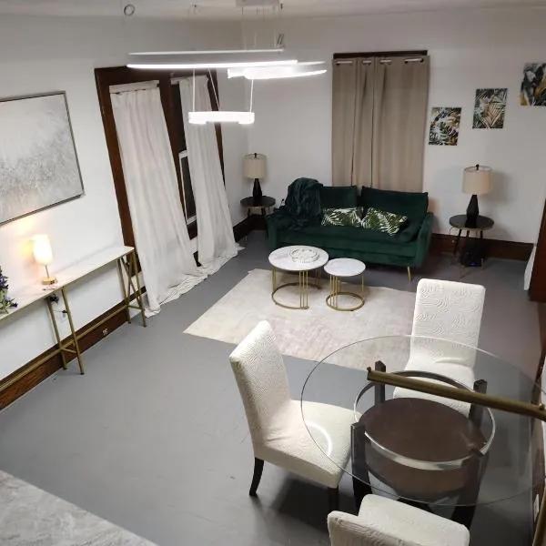 Nash Place, hotel i Akron