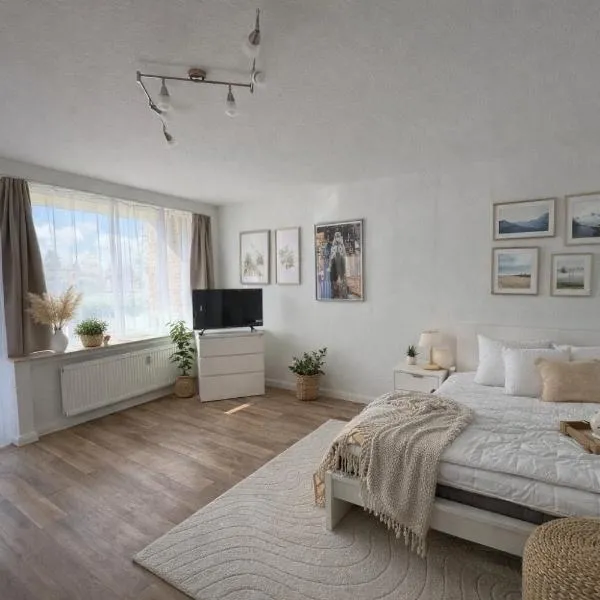 Modern, quiet apartment with balcony & parking space, hotel din Oldenburg