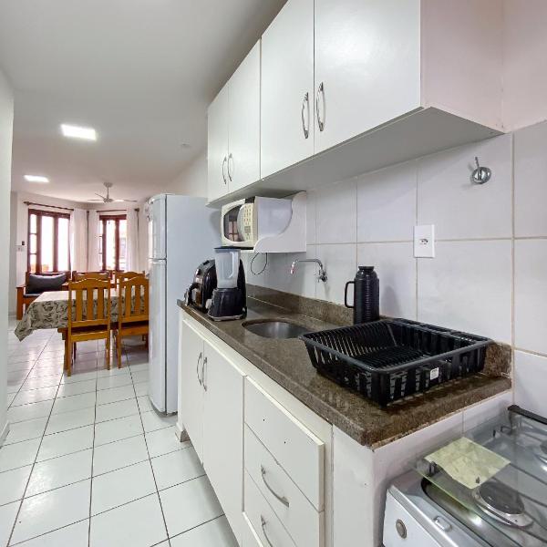 Casas no Residencial Mont Sinai com 2 ou 3 suítes (todas com ar), internet privativa 300MBPS a aproximadamento 250m da Praia de Taperapuã, condomínio com piscinas adulto e infantil, sauna, churrasqueiras e Segurança 24hrs. - Foto 5
