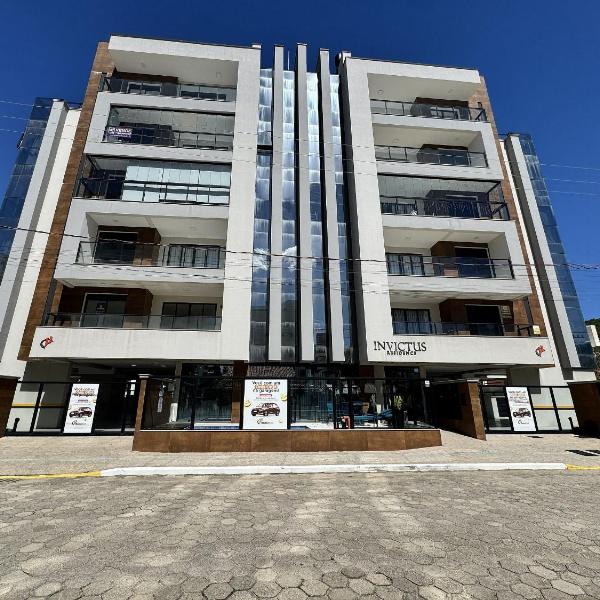 Invictus Residence 204 – Apartamento amplo com ar-condicionado em todos os cômodos, localizado próximo a comércios e a apenas 250 metros da praia