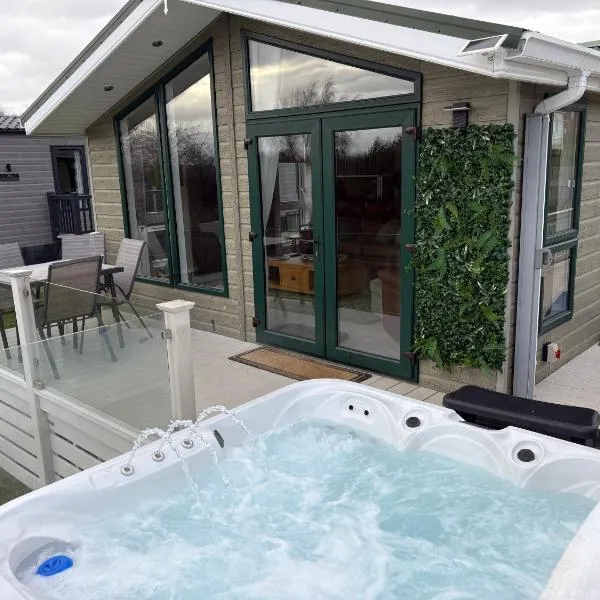 Viesnīca Hot Tub Lodge with Panoramic Views & Free Golf pilsētā Swarland