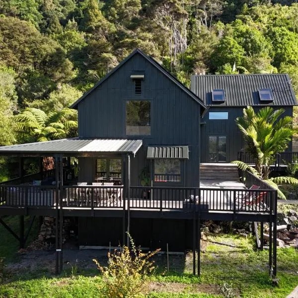 Matakana Retreat - Luxury Off Grid Lodge in Nature โรงแรมในมาตากานา
