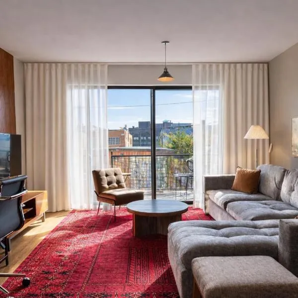 Walker's Point Designer 2BR · Prime Location with Balcony and Gym · Sleeps 6, hotell i Milwaukee