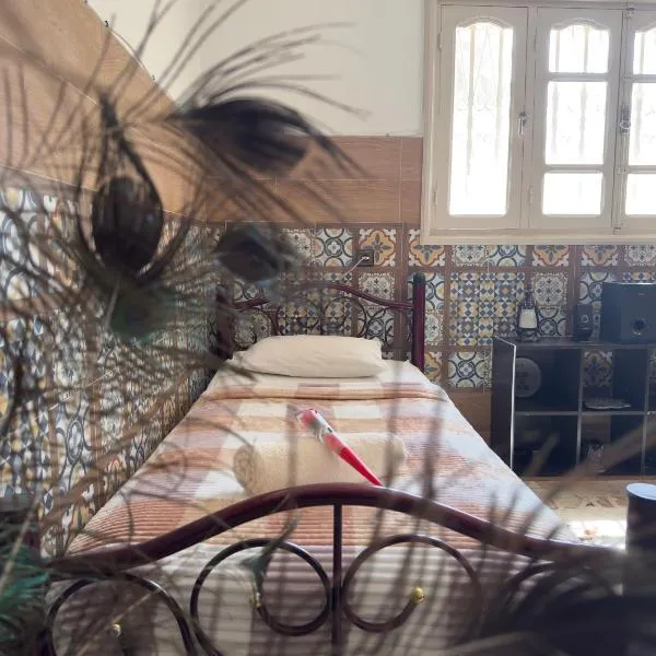 Fantastic Villa -A Peaceful, Art-Inspired Retreat with AC, Fast WiFi & Free Private Parking in Erfoud -Your Gateway to Merzouga Dunes, hotel em Arfoud