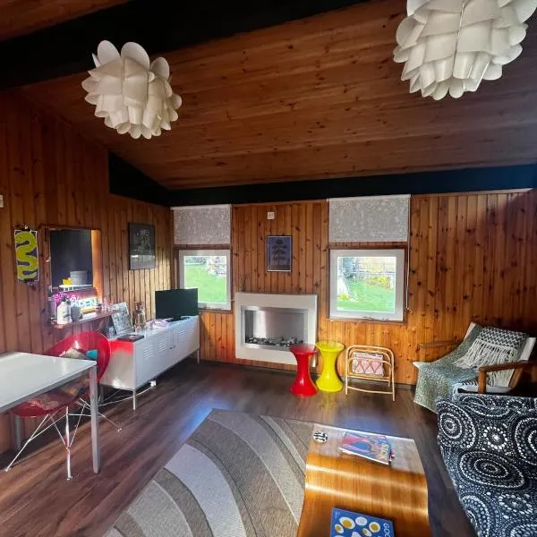 Lush 1970s Scandi-inspired Welsh woodland cabin, hotel in Cenarth
