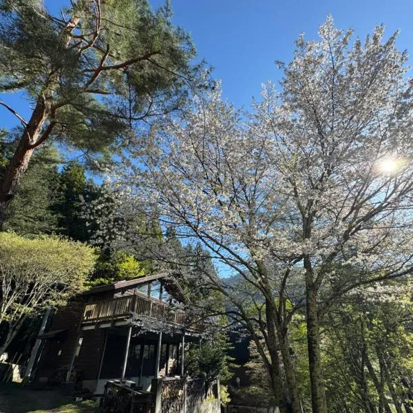 Cabin D 3min walk Lake Saiko remote work BBQ, 5min drive Kawaguchi Lake Mt Fuji view, Hotel in Narusawa