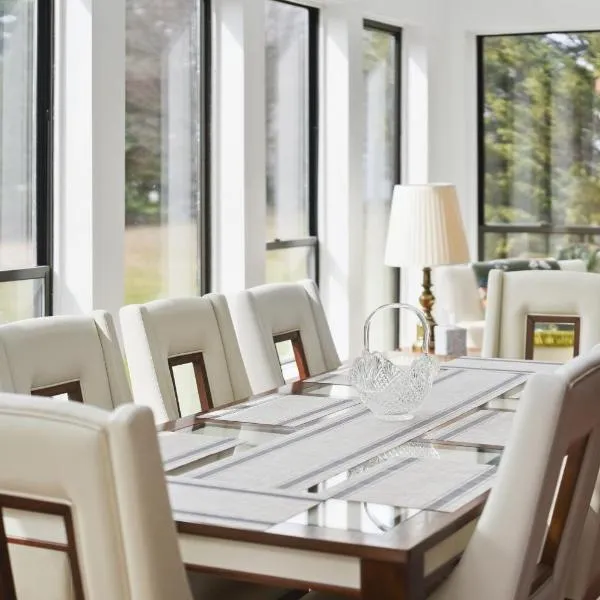 Summit Sanctuary with EV Ready Mountain Views โรงแรมในโพห์คิปซี