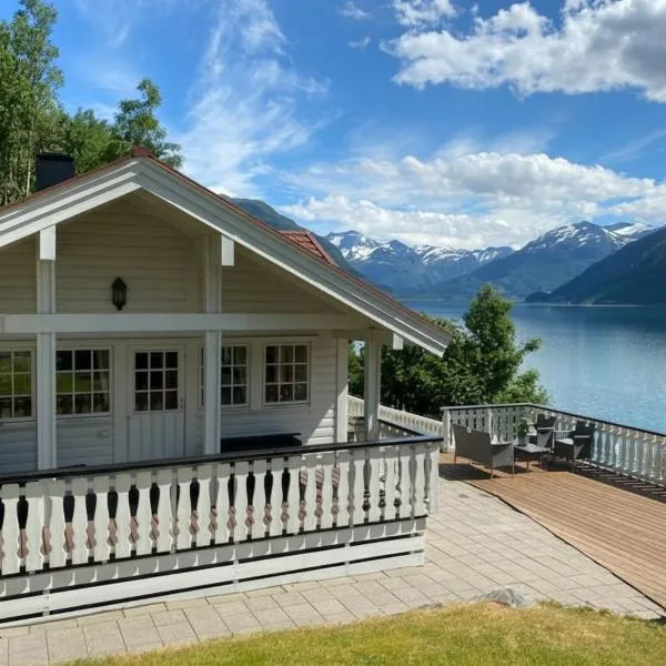 Faleide Panorama Private Fjord View Cabin with Large Terrace – hotel w mieście Stryn