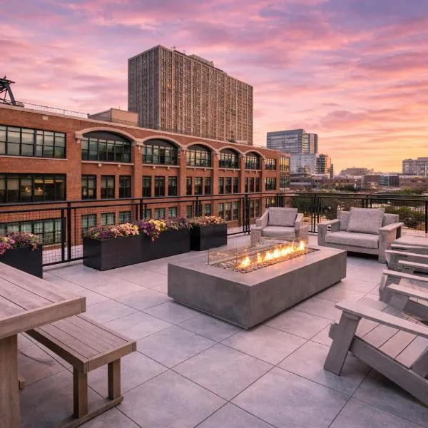 McCormick Oasis with Balcony, Optional Parking, Patio and Gym Sleeps 6 Near McCormick Place, Grant Park, Soldier Field & Museum Campus, hotel i Chicago