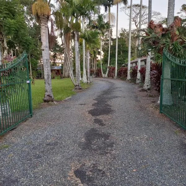 Emerald Tropical Palms B & B, hotel a Emerald Beach